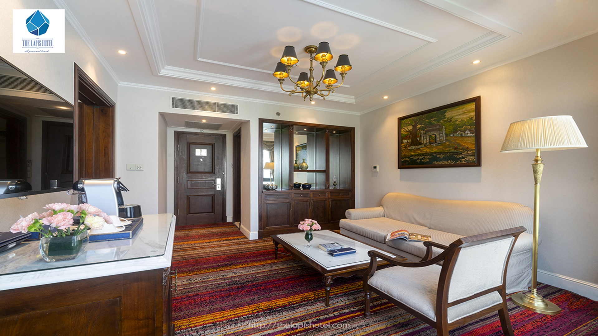 Executive Suite| Executive Suite rooms offer extra space along with outward-facing city views. Along with a lounge chair and writing desk, there is enough space to fit an extra bed for a third person if required. Best of all, the Deluxe rooms come with the option of a bath tub or standing shower within the lavish bathroom.